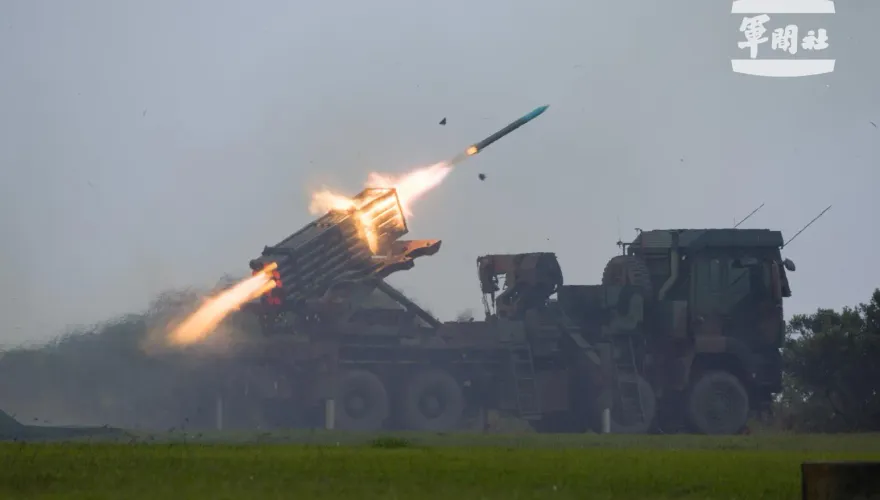 影/陸軍雷霆2000火箭彈狂射79秒！阿帕契實彈射擊響尾蛇、地獄火飛彈