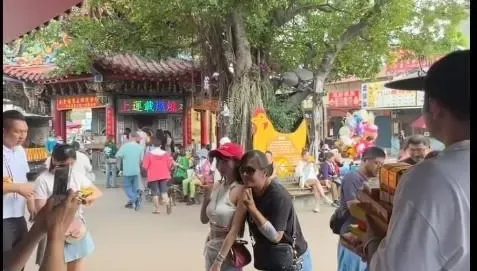 林襄「0偽裝」現身紫南宮！無袖緊身衣露出超辣小蠻腰　秒被粉絲認出