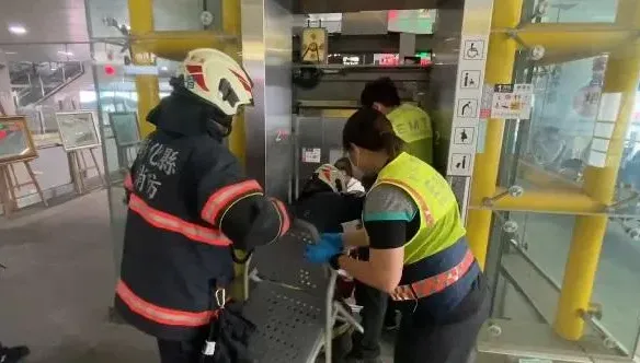 影/還來啊！員林火車站「恐怖電梯又作動」1年2起故障　這次旅客被困半小時