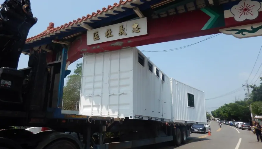 影/噗嚨共貨車駕駛！一把撞歪社區牌樓居民痛心　世代回憶被連夜拆除