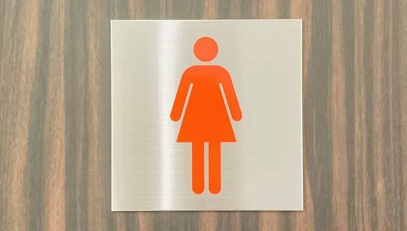 醉漢闖女廁被架走時摔傷　求償4.5萬...陸法院判決曝