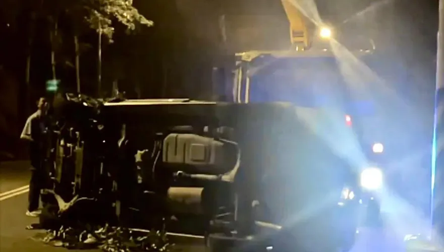影/駕照剛到手深夜開車跑山路　19歲男失控自撞翻車下山