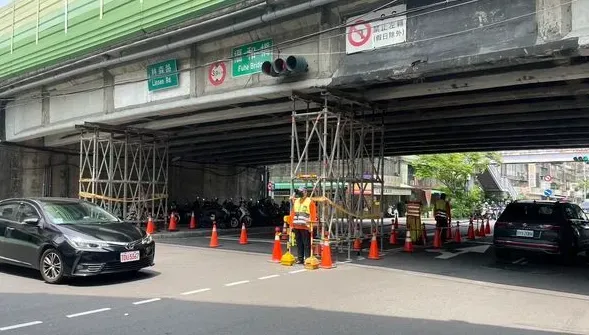 快訊/撞擊瞬間曝！新北福和橋慘遭大型車猛撞　驚現「巨大裂縫」