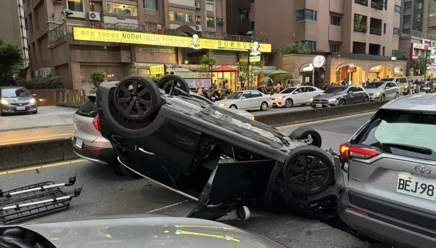 快訊/北市內湖自小客翻車四輪朝天　波及2車駕駛輕傷送醫