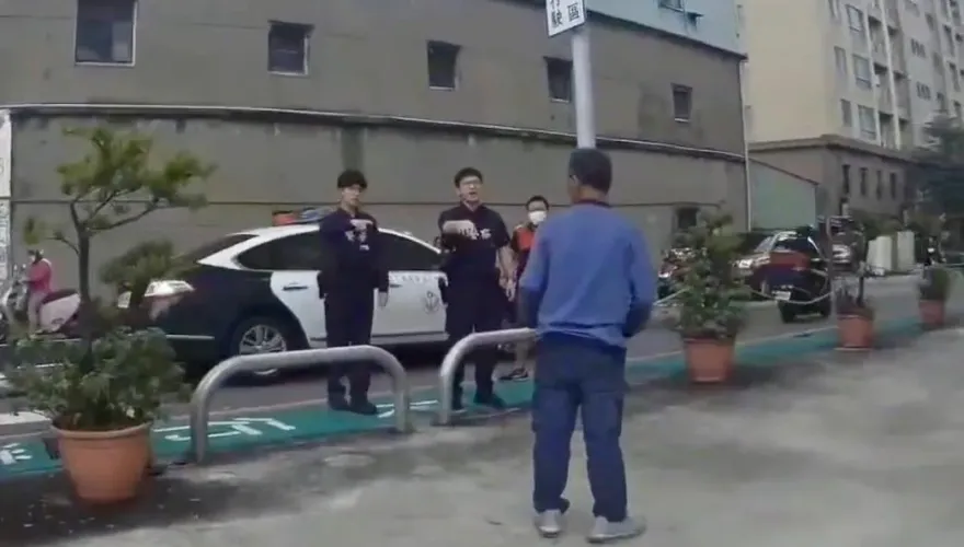 影/桃園男情緒激動街頭揮舞剪刀　員警神勇奪刀壓制瞬間曝光