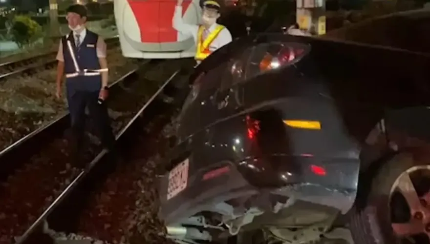 快訊/普悠瑪遭「汽車闖入平交道撞水泥墩」　宜蘭至礁溪西正線斷電封鎖