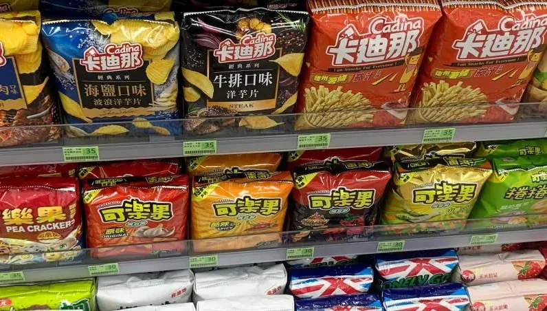他見超商架上零食「被這樣神操作」　網友：店員剛退伍？
