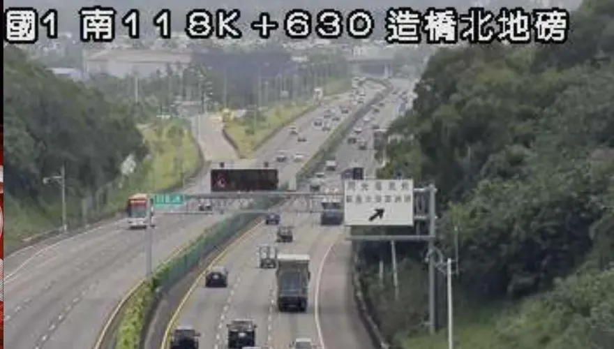 快訊/國1南向造橋段嚴重車禍！自小客慘被撞爛2傷　1人命危送醫