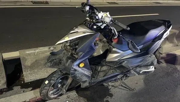 快訊/台北大度路凌晨機車自撞分隔島！　男騎士「臉部著地」重傷昏迷送醫