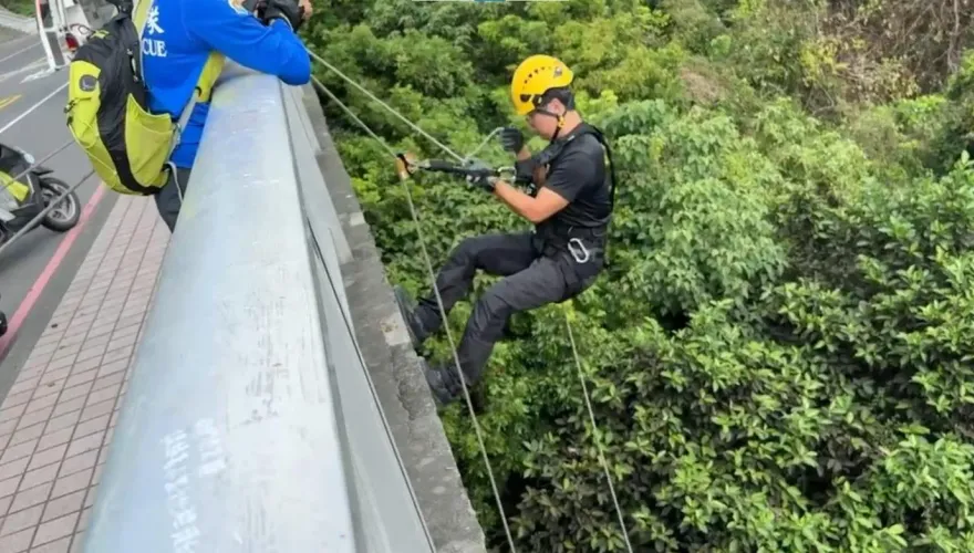 快訊/高雄壽山橋傳墜落意外！28歲刺青男掉20米深橋下慘死　雙手留有詭異痕跡