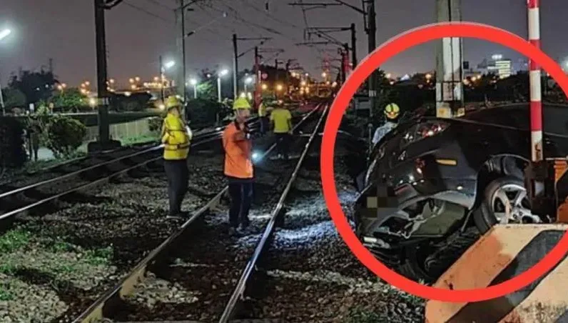 宜蘭西線鐵路驚險一幕！轎車撞平交道護欄卡住　鐵路一度停止運行