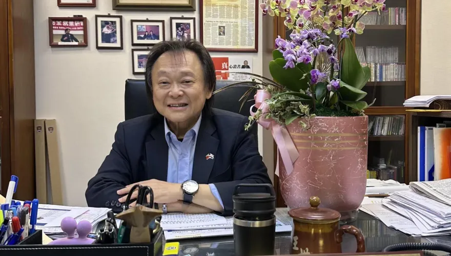被田馥甄點名撞髮！ 王世堅曬照喊：不敢與世界為敵