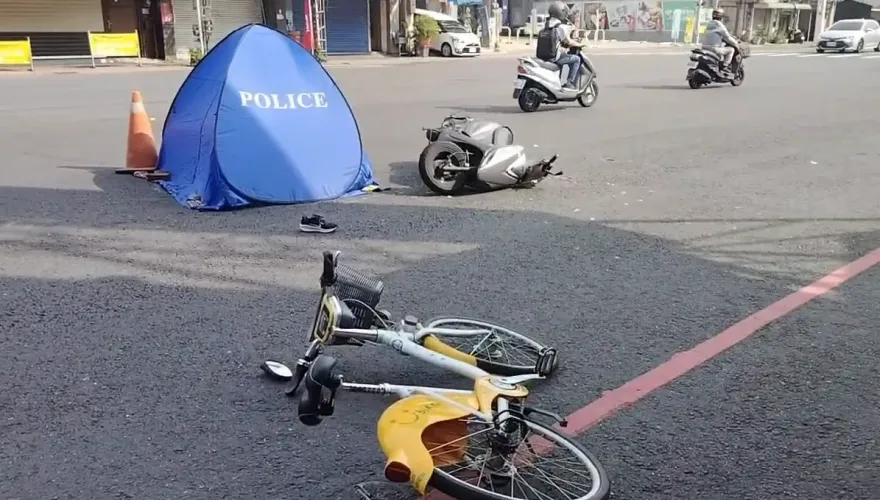 影/嘉義市悲劇！女騎士擦撞YouBike倒地　遭遊覽車輾爆頭慘死