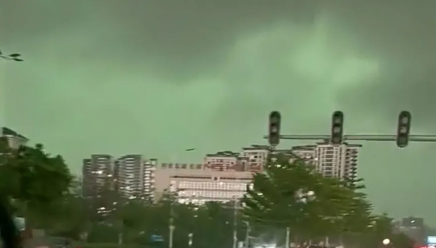 影/頭頂一片綠！暴雨襲廣東清遠罕見現「綠色天空」　網驚：看到冥界了