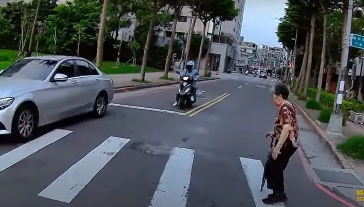 影/恐怖行人地獄！新北嬤拄拐杖站路口軟腳　數十輛汽機車就是不禮讓