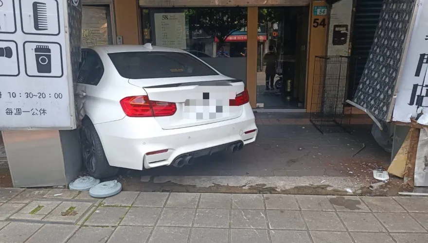 嚇人片！三重男子疑疲勞開車恍神　爆衝騎樓撞凹店家波及整排機車