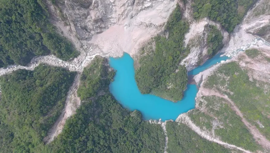 跟226個泳池一樣大！花蓮強震木瓜溪上游形成堰塞湖　超震撼空拍照曝