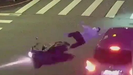 影/三峽無照累犯騎車闖紅燈！下秒慘遭攔腰撞飛「空中轉體2圈」重摔