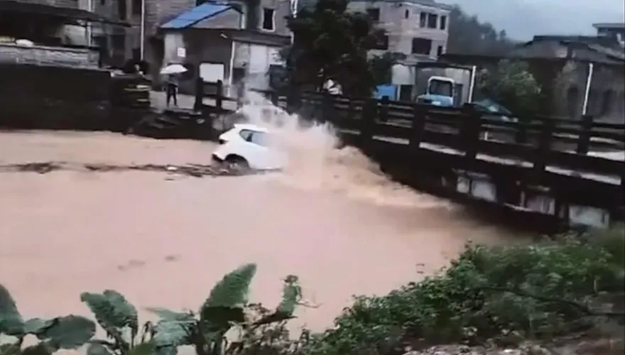 50年一遇！廣東清遠高鐵車廂進水　大陸南方連日暴雨引發洪水