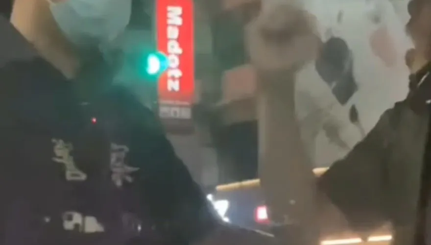 影/療癒片！桃園機車猴囂張蛇行攔車嗆「叭什麼」警後方秒處理