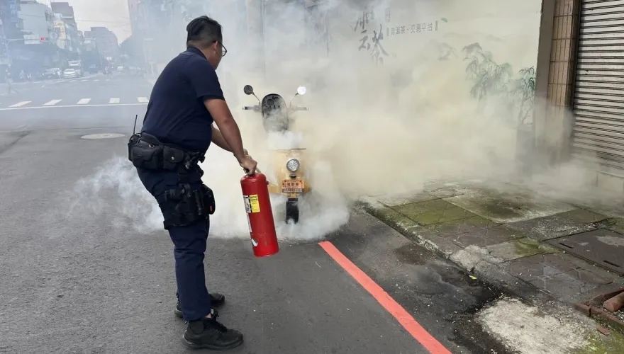 影/電動機車行進間座墊自己燒起來！新北警變身打火弟兄撲滅