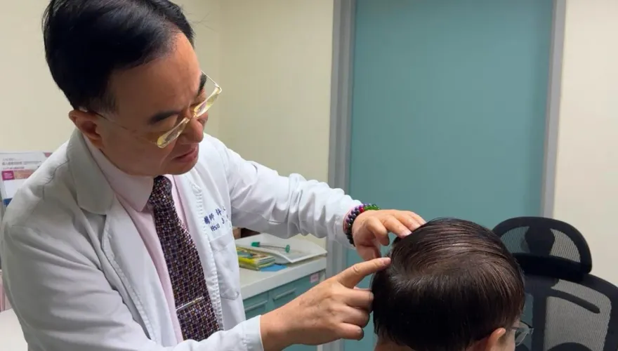 男頭皮長「詭異腫瘤」長期咳嗽、聲音沙啞！醫一看驚「是肺癌轉移」