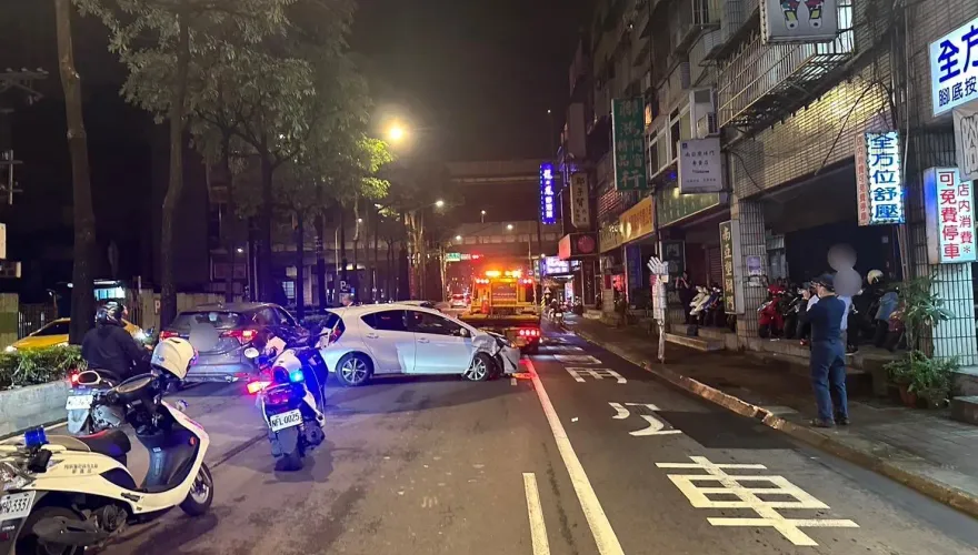 影/駕駛變換車道撞上公車！酒測後稱「很不舒服」　送醫竟是主動脈剝離