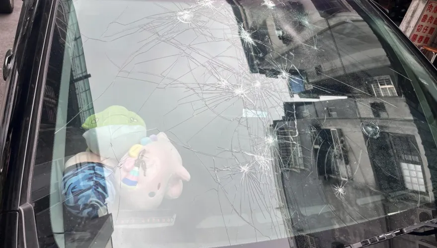 影/違規停車爆全武行！愛車擋風玻璃遭榔頭砸毀　士林警火速逮3嫌