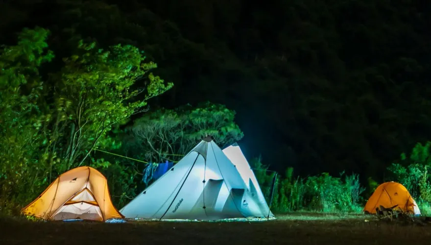 狼師「夜闖帳篷」性侵4童！法庭苦肉計獲輕判　捲土重來又招生