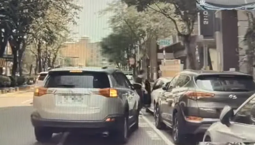 亮警證「替女友家人喬車位」　警遭控濫用公權力！知情同事幫抱屈