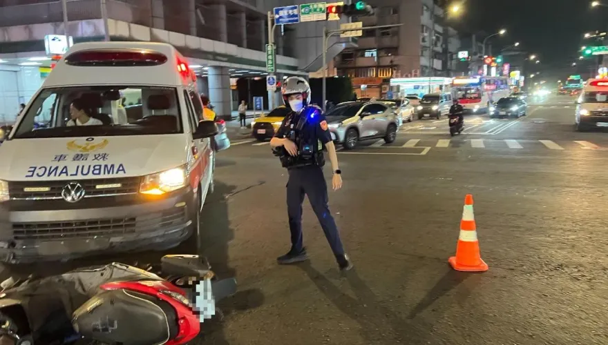 快訊/未注意前方！救護車停路口待轉　新北騎士猛撞倒地送醫