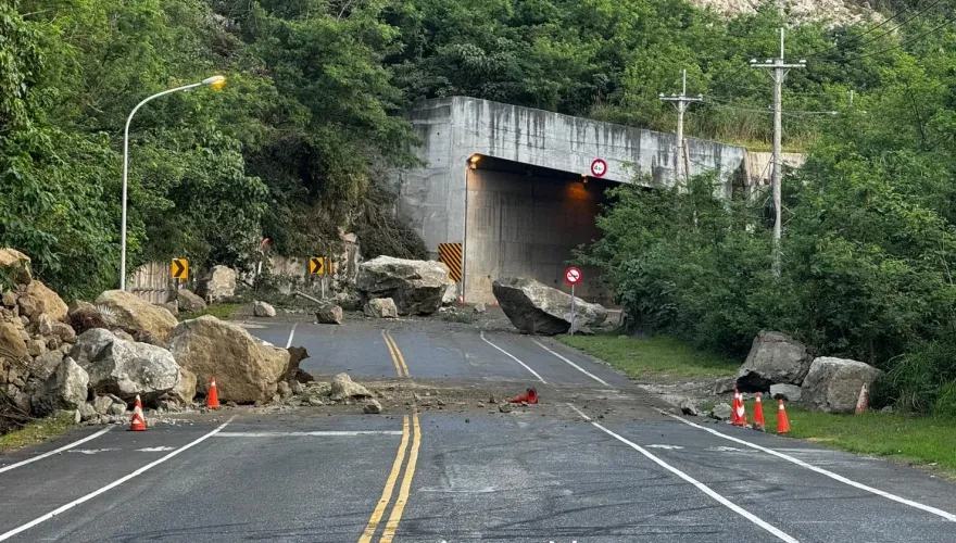 快訊/地震搖鬆土石！花蓮台11線「落石崩」道路封閉　現場畫面曝光
