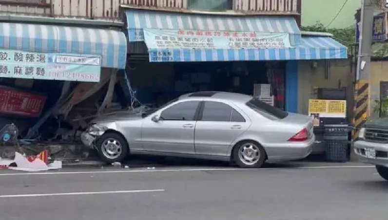 台南男駕車「低血糖昏迷」撞爛麵攤　2員工熱湯淋身燙傷送醫