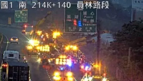 快訊/國1北向員林段嚴重車禍！「5大小車追撞」2車起火1輛衝出邊坡