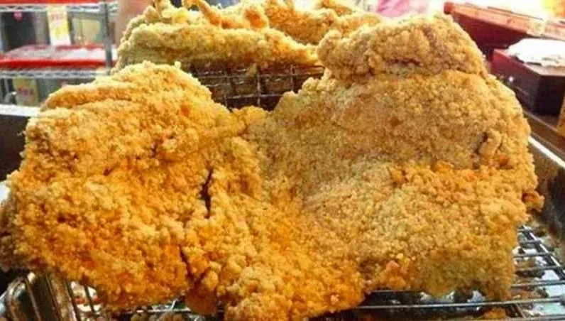 男友為花蓮地震貓祈福吃素！見女友吃雞排直接丟垃圾桶　她一舉動被讚：吃到超派的