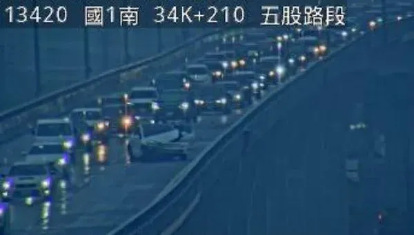 快訊/國1高架車禍！五股段「轎車自撞車頭全毀」上班車潮回堵嚴重