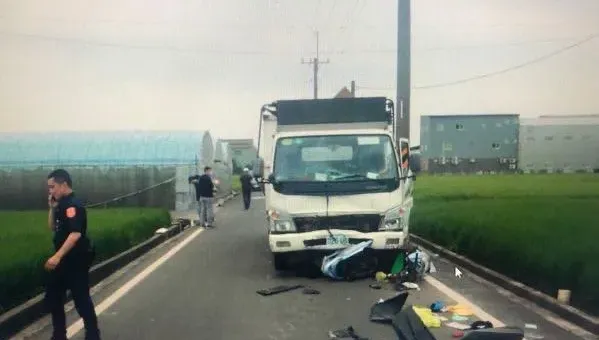 嘉義太保小路變黃泉路！夫妻雙載撞上回收車　男噴飛電桿女墜溝不治