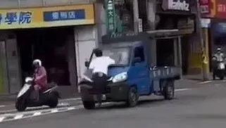 影/超商浩克後又有街頭浩克！楊梅無差別攻擊2傷…貨車被砸　遭強制送醫