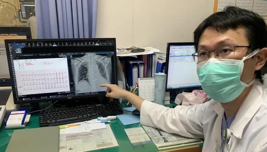 翁「心臟衰竭」喘到吸不到空氣！70大壽當天「開心7種手術」獲新生