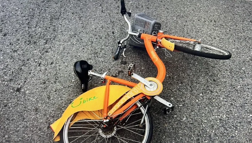 影/急啥？中壢客運搶黃燈「撞UBike」差點把騎士收了　驚險畫面曝光