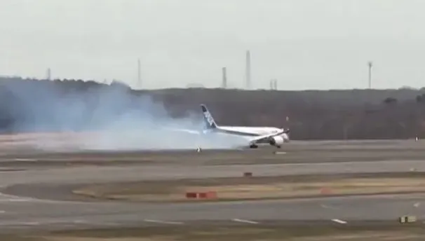 快訊/影/全日空降落「機翼狂冒白煙」北海道機場急關跑道　211人平安