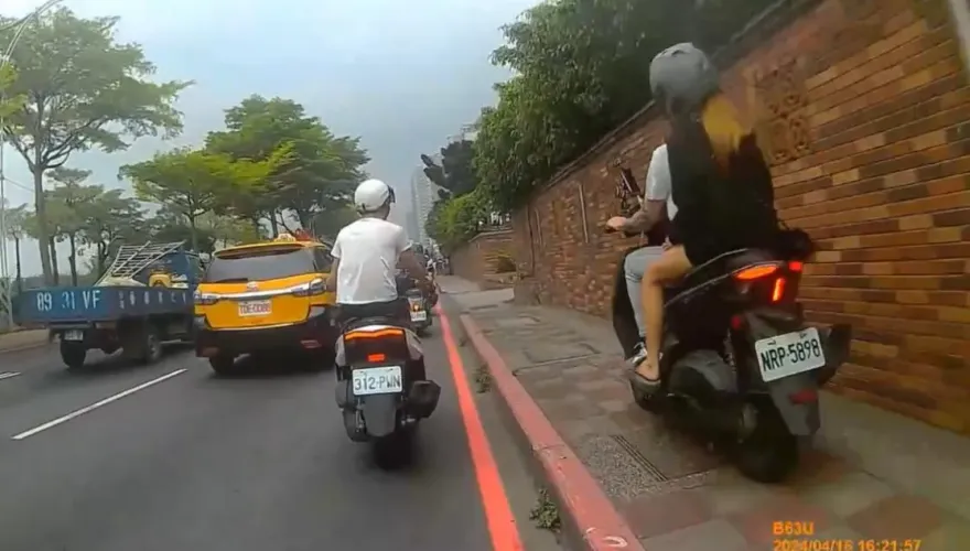 影/刺青男騎機車載妹人行道狂飆　險撞公車站學生警依法開罰