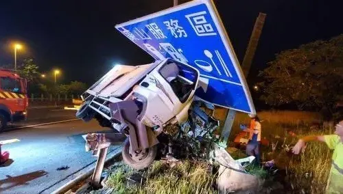快訊/台南國道死亡車禍！小貨車自撞東山服務區路牌　女乘客當場身亡