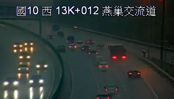 快訊/彷彿颱風過境！狂風暴雨強襲高雄　國道起大霧、路樹倒塌燈桿斷