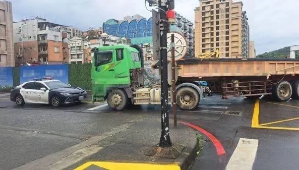 快訊/台北內湖死亡車禍！三總門診大樓門口婦慘遭砂石車輾死