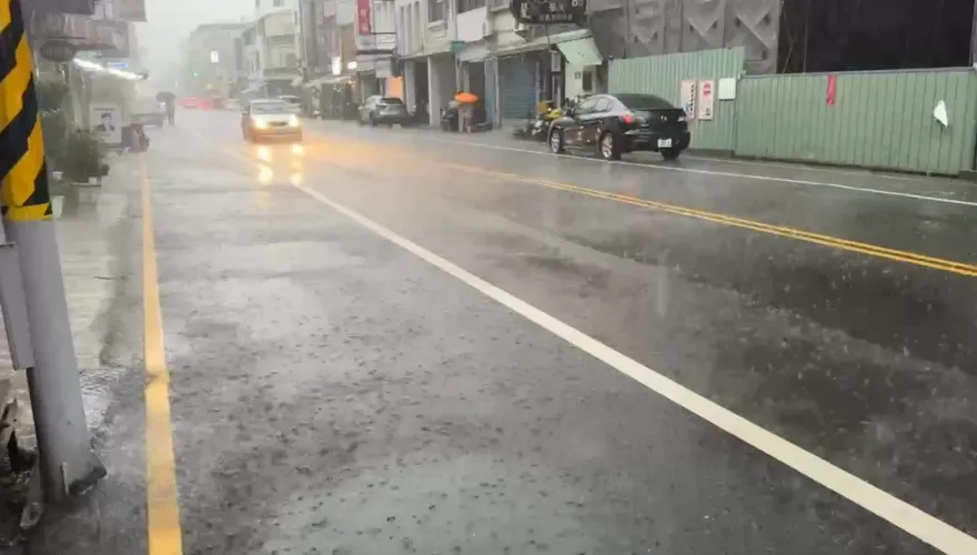 影/暴雨襲南部！高雄巨蛋人孔蓋變「噴泉池」　屏東轎車淪「水上活動」