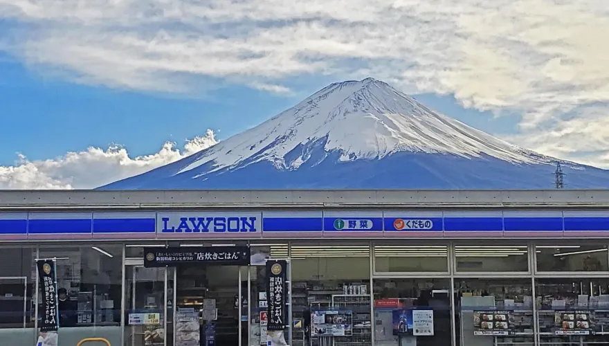 富士山「絕美拍照點」恐走入歷史！觀光客搶拍讓居民氣炸　架黑網遮好遮滿