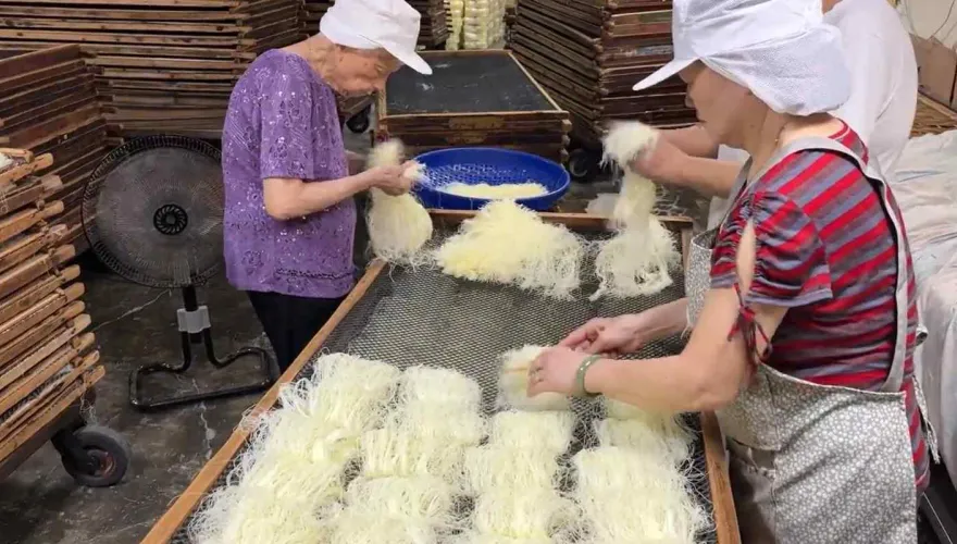 有圖慎入！新竹「老牌炊粉」驚傳「打開看到老鼠屎」　衛生局稽查：限期改善