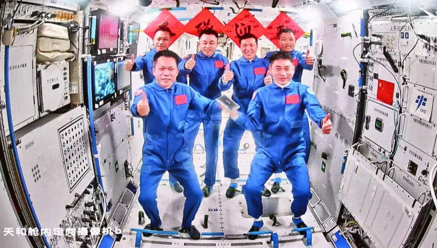 影/神舟18號航天員「太空會師」神17乘組　激動相擁比讚拍「全家福」