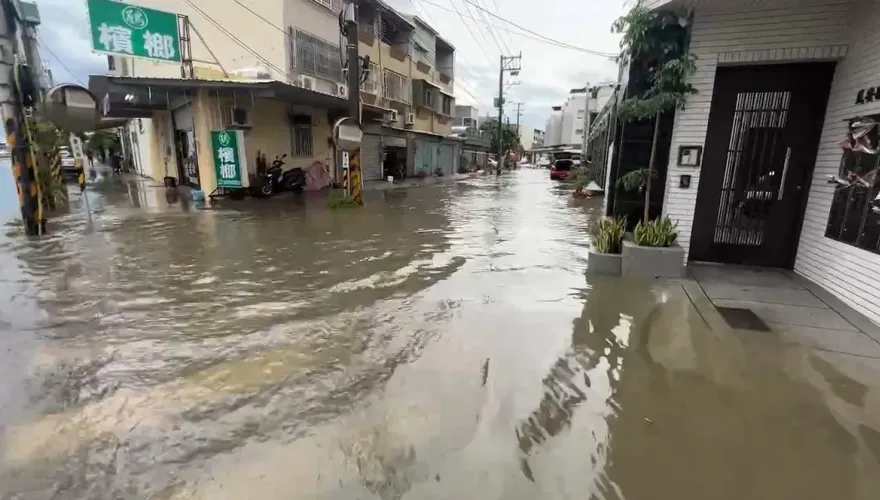 影/馬路變小河！台南仁德發布「二級淹水警戒」　水淹15公分